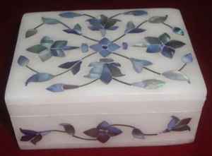 Joyero de mármol blanco y negro con logotipo personalizado, trabajo con incrustaciones de cerámica con piedras semipreciosas y nácar para embalaje - Product Image 6