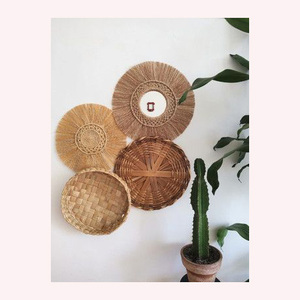 Arte sofisticado de fibra natural de alta gama para colgar en la pared de ratán y algas marinas para interiores bohemios contemporáneos - Product Image 1