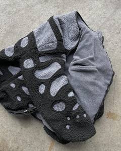 Veste d'hiver épaisse réversible en polaire sherpa noire vieillie, imprimé animal, personnalisable OEM, unisexe - Product Image 2