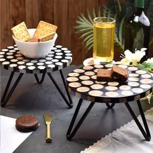 Support à gâteau élégant en résine et bois Aura Design moderne de jambe en métal pour dessert servant mariage et décoration de maison festive - Product Image 3
