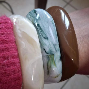 กำไลข้อมือเรซินสีน้ำเงินสีแดงดีไซน์เนอร์ที่ทำด้วยมือกำไลข้อมือเรซินที่มีเอกลักษณ์เฉพาะสำหรับเพื่อนเจ้าสาวของขวัญแต่งงานงานฝีมืออื่น - Product Image 1