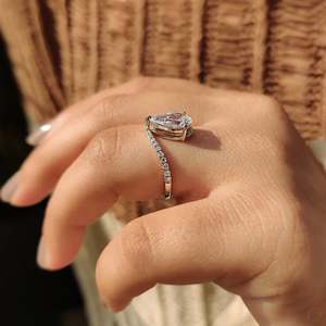 Bague de fiançailles vintage exquise en argent plaqué rhodium avec diamant taille poire pavé, certifiée IGI, pour femme - Product Image 3