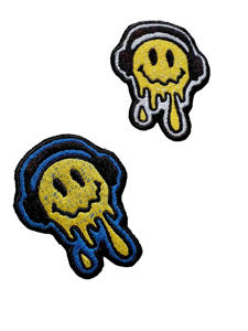 Patchs de broderie à dos polaire avec bordure adhésive et merrow pour des applications et un style de vêtements confortables - Product Image 4