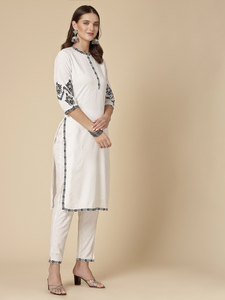 ชุดคุर्ตาผ้าเรยอนสีขาวปักลาย ดีไซน์หรูหราทันสมัยสำหรับผู้หญิง คอทรงโอ แขนสามส่วน เหมาะสำหรับฤดูร้อน ราคาขายส่ง - Product Image 4