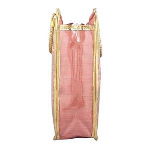 Sac à main de style oreiller en polyester laminé à motifs floraux pour femmes avec fermeture à glissière brodée et deux poignées - Product Image 3