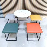 Ensemble de salle à manger circulaire compact en gros, table de bistrot moderne et minimaliste pour balcon et 4 tabourets ottomanes, mobilier