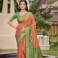 Sari en soie Banarasi Pochampally semi-blanc de qualité supérieure, motif zigzag sur toute la surface |   Ikkat tissé à la main |   Tout pour les femmes