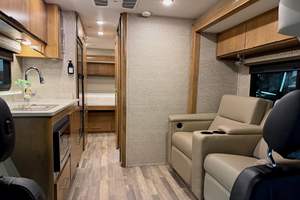 Camping-car d'occasion en bon état, Mercedes-Benz Sprinter 3500XD Tiffin Wayfarer 25QW 2020, 12 700 miles, moteur V6 turbodiesel - Product Image 5