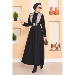 Vestido Hijab Negro Sencillo con Cuello Alto y Cintura Fruncida en Tela Crepé, Accesorio de Moda - Product Image 4
