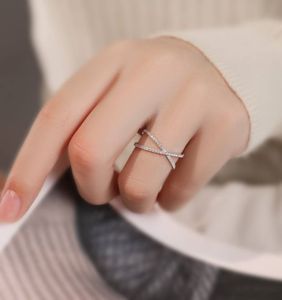 Bague de fiançailles et de mariage en argent sterling 925 plaqué argent avec moissanite de laboratoire taille brillant, style classique, sertissage à griffes - Product Image 5