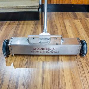 Recogedor Magnético Industrial de Neodimio con Ruedas para Recoger Clavos, Tornillos y Residuos Metálicos Magneteksan MGK-MS-1 Grado Y35 - Product Image 1