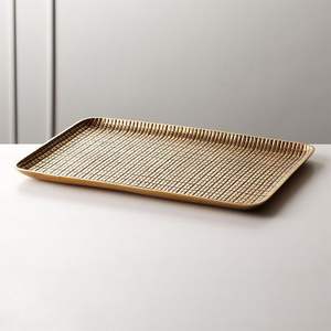 Lujosas bandejas de servicio de metal con acabado dorado diseñadas con acabado en relieve adecuado para fiestas eventos familiares cenas festivas - Product Image 6