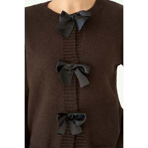 Cardigan marron foncé avec accessoire nœud - Product Image 3