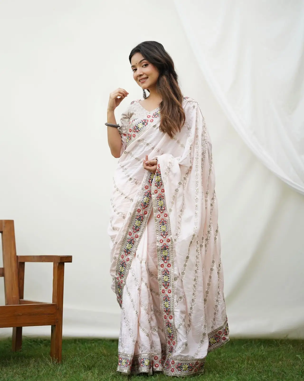 Sıra ve nakış ipliği işi ile beyaz renk Premium Georgette saree, düğün kıyafeti saree, tasarımcı parti kıyafeti sari