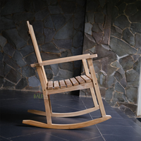 Fauteuil à bascule BALELIVING - Design minimaliste en bois massif durable avec logo en relief pour une utilisation en extérieur et à table, qualité hôtelière