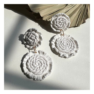 Dernières boucles d'oreilles en rotin faites à la main 2025 élégantes et légères pendantes en forme de larme avec des goujons en bois idéales pour l'herbe de mer décontractée - Product Image 5