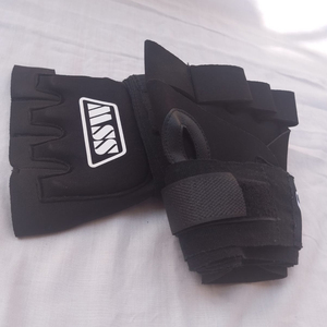 Mains enveloppantes rembourrées en gel néoprène demi-doigt unisexe avec fermeture velcro réglable pour la boxe et la musculation MMA - Product Image 3