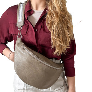 Sac banane unisexe élégant en cuir véritable, motif floral vintage, avec fermeture éclair, réglable, portable et multifonctionnel - Product Image 1