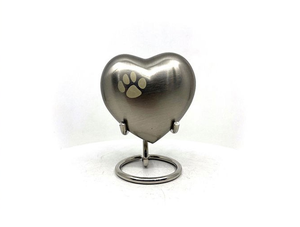 Mini urne en forme de coeur pour cendres d'animaux de compagnie Urne de crémation décorative moderne fabriquée à la main personnalisée en vente - Product Image 6