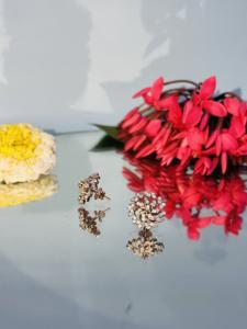 Venta al por mayor 14K Rose Gold Swirl pendiente Natural H I redondo brillante corte diamante pendientes SI3 I1 proveedor al por mayor regalo de lujo - Product Image 3