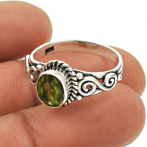 Bague en forme d'ovale en argent sterling 925 avec pierres précieuses en péridot naturel, tenue quotidienne, fabricant de bijoux faits à la main personnalisés de haute qualité - Product Image 1