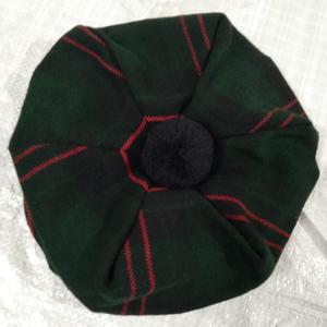Gorro escocés tradicional Tam o Shanter con diseño de tartán moderno del Duque de Fife, hecho de lana acrílica con pompón en la parte superior. - Product Image 1