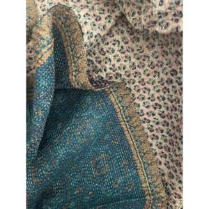 ผ้าพันคอไหมคันธาลายดอกไม้ป่ามรกตพิมพ์ลายด้วยมือสไตล์หรูหรา - Product Image 1