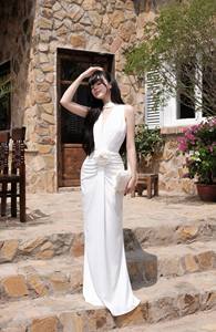 Vestido Largo Blanco con Escote Profundo en V y Diseño de Escultura Corporal Perfecta, con un Detalle Floral Exagerado en la Cintura, Hecho en Vietnam - Product Image 5