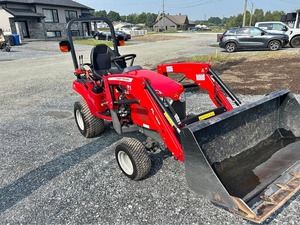 Tractor Cargador Retroexcavador Massey Ferguson GC1725M de 50HP de Calidad Premium, Incluye Entrega Rápida, Componentes Principales Usados: Bomba y Motor - Product Image 4
