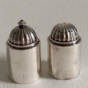 <span class=keywords><strong>Vintage</strong></span> Stijl Handgemaakte Luxe Metalen Zout En Peper <span class=keywords><strong>Shaker</strong></span> En Opbergfles Met Deksel Zilverkleurige Spiegel Polish Spice Tool