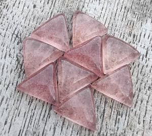 Vente en gros de cabochon quartz fraise naturel qualité AAA Lavira dos plat triangle rose pierres précieuses toutes tailles disponibles IGI pour - Product Image 1