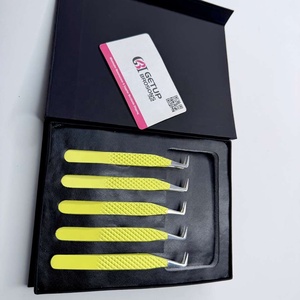 Venta al por Mayor de Pinzas para Extensión de Pestañas GETUP BROSONS IMPEX de Acero Inoxidable Antimagnético con Recubrimiento de Polvo Amarillo y Punta Plateada con Agarre de Diamante - Product Image 1