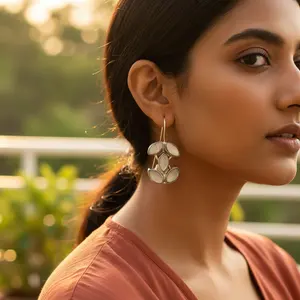 Pendientes de Perlas de Agua Dulce con Flores Chapadas en Oro Vintage para Mujer - Product Image 3