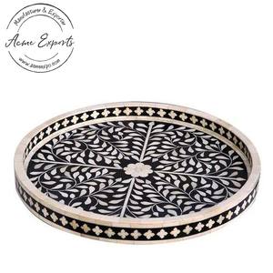 Elégant plateau rond en incrustation d'os avec motif floral idéal pour servir la décoration de la maison. - Product Image 1