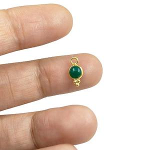 Minuscule pendentif rond en onyx vert or vermeil pierre précieuse verte fantaisie lunette réglage bijoux à bricoler soi-même faisant breloque fournisseur en gros indien - Product Image 2