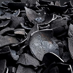 Charbon actif de coque de noix de coco noire pour barbecue de Jakarta Raya avec une teneur en cendres de 1,0%-3,0% et une valeur calorifique de 7000-8000 Kcal/kg - Product Image 3