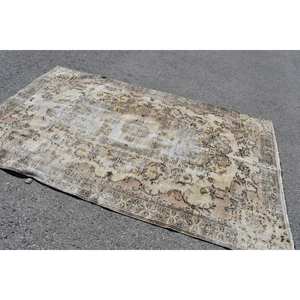 Tapis turc classique vintage Beige marron 5.2x8.5 pieds en laine faite à la main avec motif de patchwork en latex pour chevet - Product Image 2