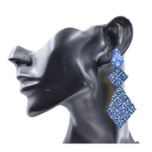 Material de latón de alta calidad, acabado dorado mate, pintura a mano, pendiente de diseño de Pottary azul para niñas y mujeres - Product Image 1