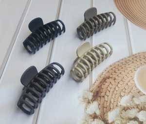 Pince à cheveux géométrique à la mode pour femmes Accessoires de cheveux durables et légers aux prix de gros de l'Inde - Product Image 1