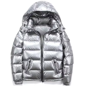 Veste matelassée rembourrée épaisse noire à capuche pour homme, fabriquée sur mesure par un fabricant OEM, chaude pour l'hiver, brillante, coupe-vent - Product Image 2
