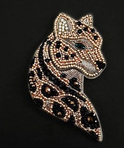 Broche blanche personnalisée de haute qualité, broches brodées à la main avec des strass, broches en fil de bullion, broches faites à la main, épingle à la mode - Product Image 1