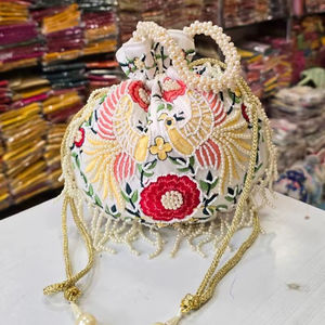 Petit sac Potli artisanal de créateur, sac cadeau pour bijoux, beau travail en tissu, sacs Potli Patola pour mariage et cadeaux de remerciement - Product Image 1