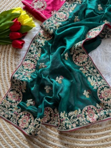 Sari de créateur avec broderie dorée, travail Dori et diamants Zarkan sur toute la bordure et les motifs, accompagné d'un chemisier contrastant - Product Image 6