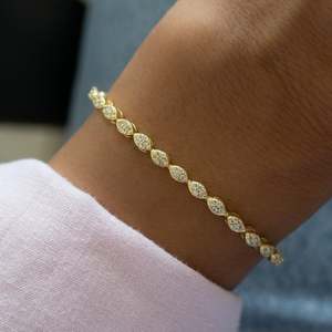Bracelet de tennis minimaliste en or avec zircon cubique et pendentifs fins en diamant et breloques cadeau pour elle - Product Image 2