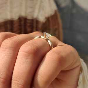 Bague de fiançailles en moissanite en forme de cœur délicat, or jaune 14 carats, bande pavée personnalisable, cadeau romantique pour un anniversaire, bijoux fins pour elle - Product Image 3