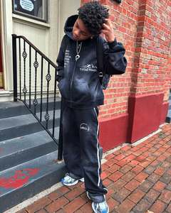 Conjunto Deportivo de Dos Piezas de Algodón Personalizado con Apliques Bordados, Sudadera con Capucha y Pantalones Deportivos Acampanados, Estilo Urbano Holgado con Lavado Ácido - Product Image 2