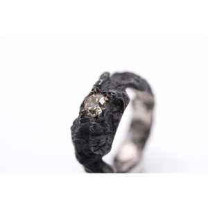 Bague de mariage rustique et organique en argent sterling 925 plaqué rhodium noir, faite à la main, avec diamants sertis clos, style cranté - Product Image 2