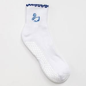 Calcetines de yoga personalizados logotipo bordado Jacquard Ruffle Cuff multicolor diseño personalizado bajo MOQ materiales ajuste BSCI certificado - Product Image 1