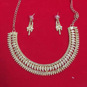 Conjunto de Collar Gargantilla con Diseño de Hoja Chapada en Oro con Aretes y Anillo a Juego |   Modelo de Imitación Tradicional India al por Mayor 23209 - Product Image 1