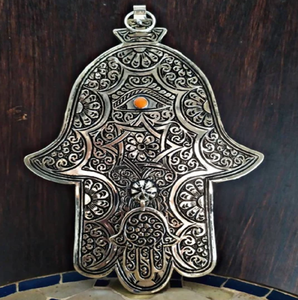 Colgante de pared de mano de Hamsa de metal plateado con motivos florales grabados y mal de ojo central para protección y estilo a precios al por mayor - Product Image 1